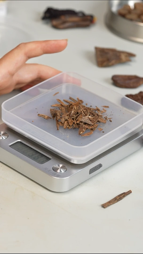 沉香沉香碎屑越南芽庄沉水小料1.9g（形状随机）