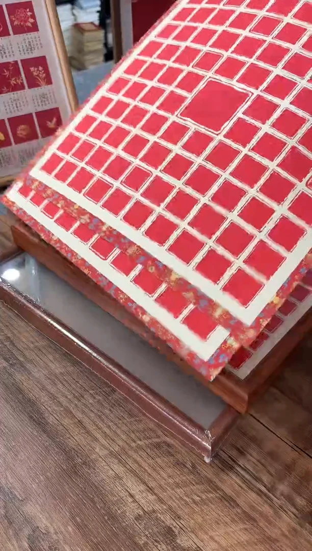 33*33框2个（能摆能挂）加3张红色软卡