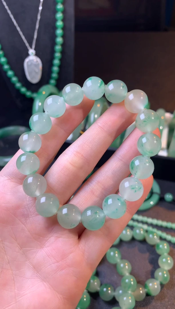 未镶嵌手串石英质玉（非洲翠）白冰飘花卡12珠串