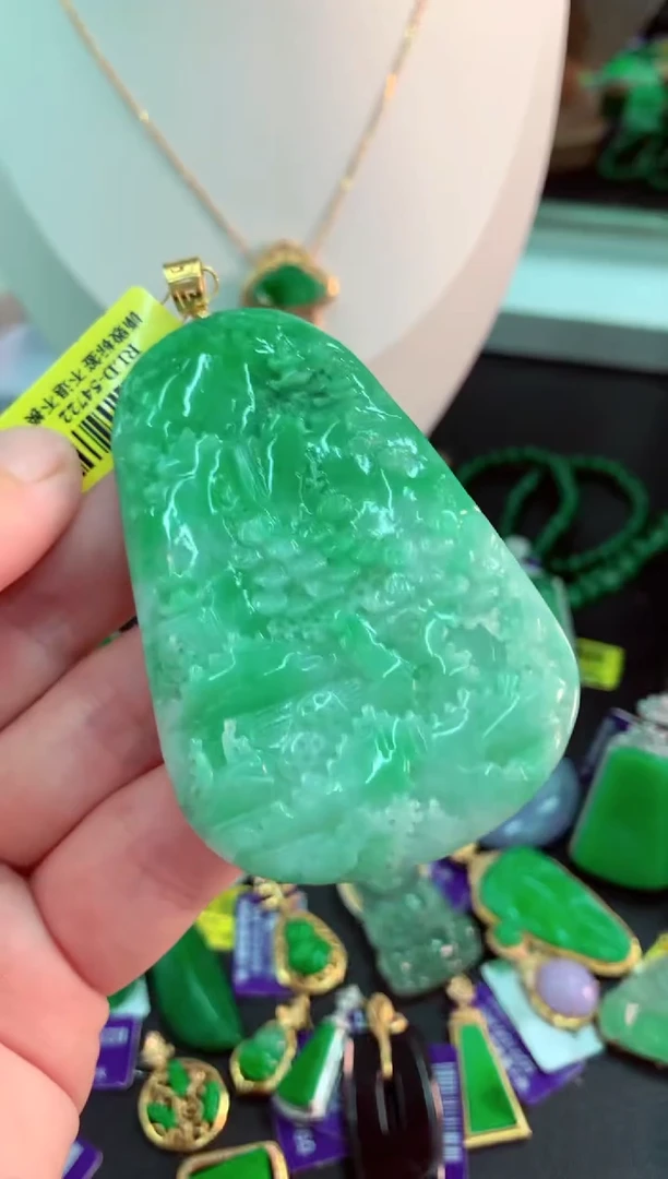 翡翠18K金镶嵌颈饰挂件