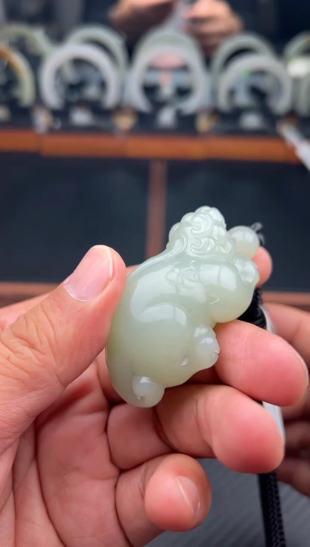 吊坠(赠链)未镶嵌和田玉且末微色差近矿