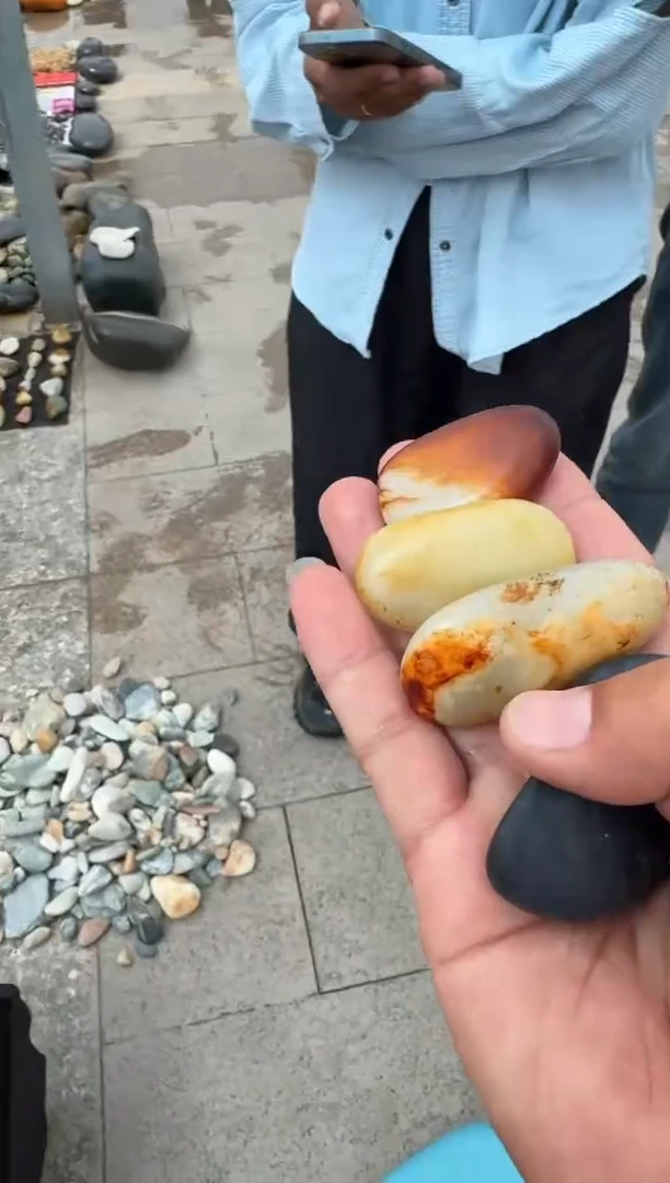 未镶嵌和田玉（糖玉）挂件和田玉