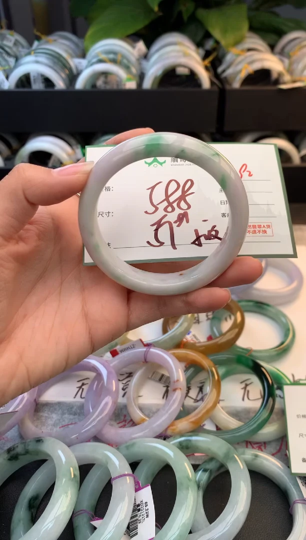 未镶嵌定制翡翠毛货需精细抛光+多人