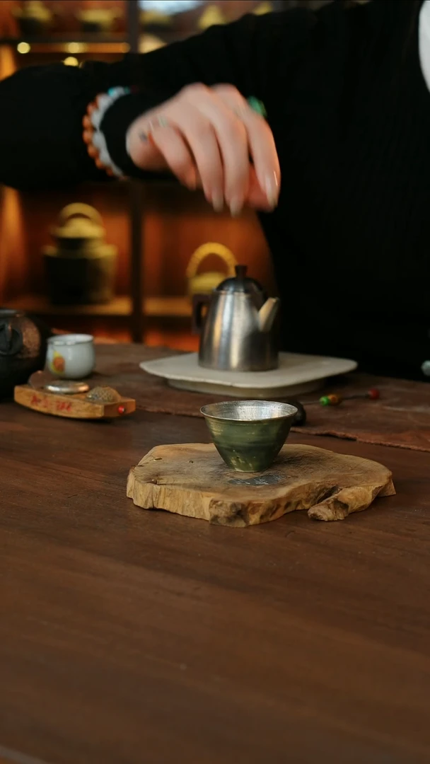 绿釉刷银小杯...