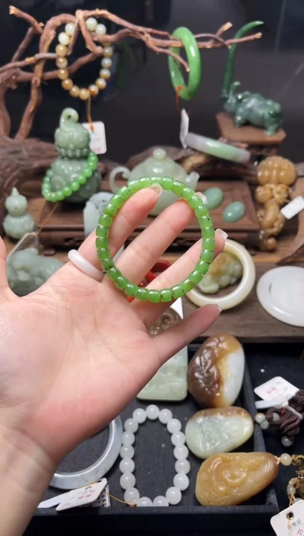 手串未镶嵌和田玉卡7乌兰海苹果绿 极限弧