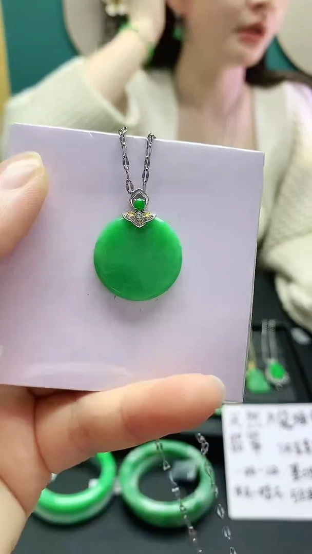 颈饰18K金镶嵌翡翠赠礼盒证书