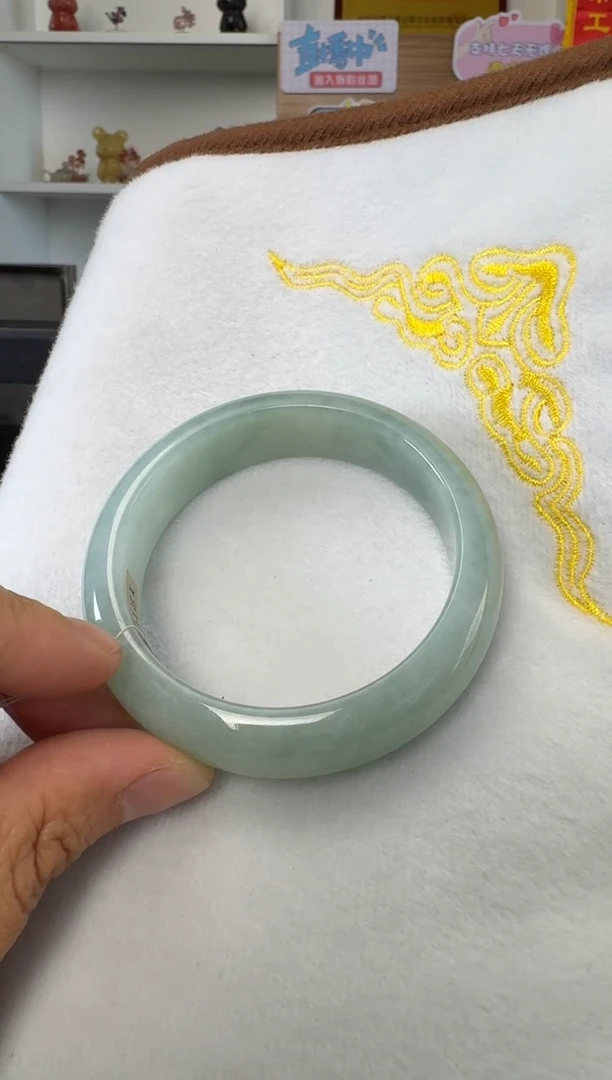 翡翠手镯未镶嵌翡翠手镯