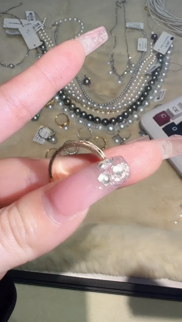 【闪购商品】钻石戒指18K金镶嵌卡家戒指hgt