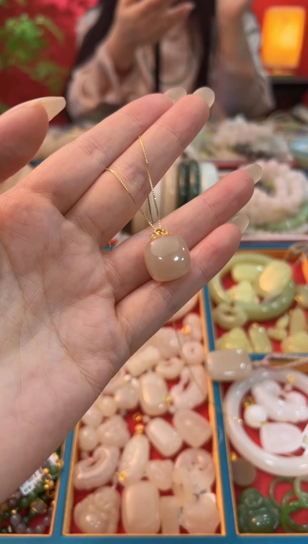 【闪购商品】和田玉吊坠18K金镶嵌红藕粉小方糖
