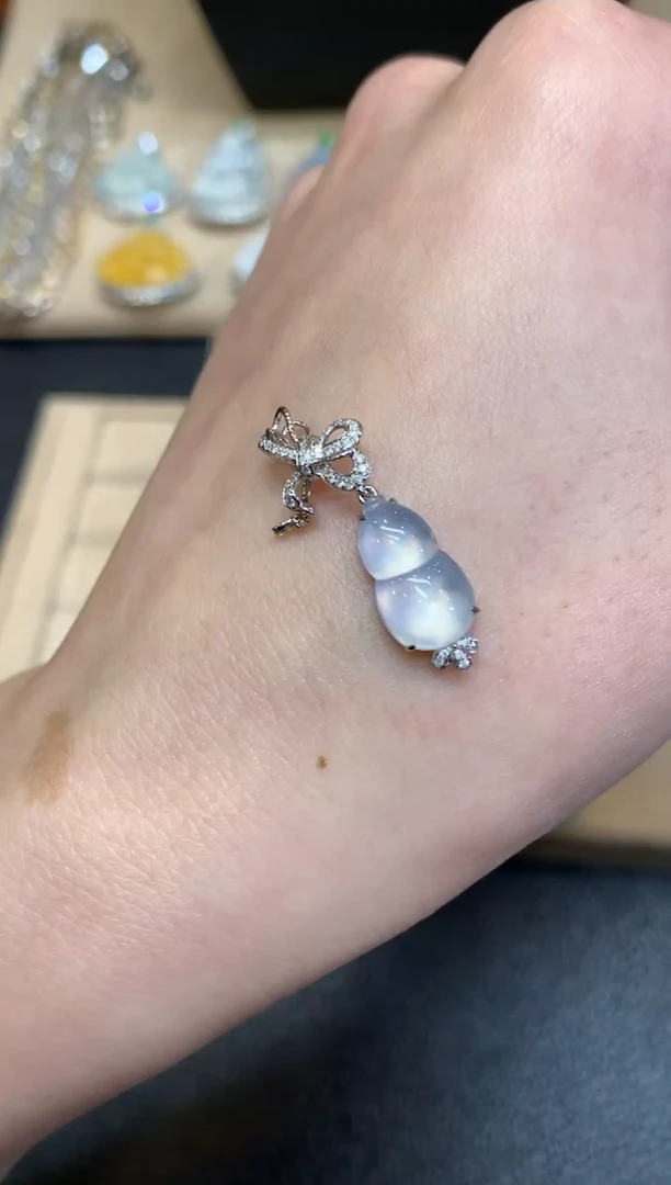 【闪购商品】翡翠颈饰18K金镶嵌葫芦【无服务费】