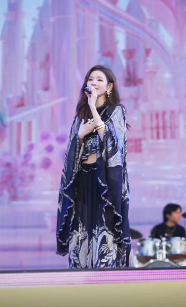 夏季新款时尚小众高级感女装撞色别致设计感印花套装气质显瘦穿搭