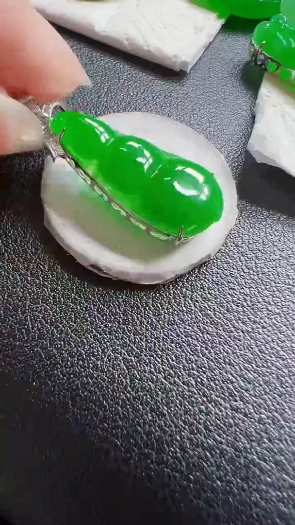 颈饰18K金镶嵌翡翠豆
