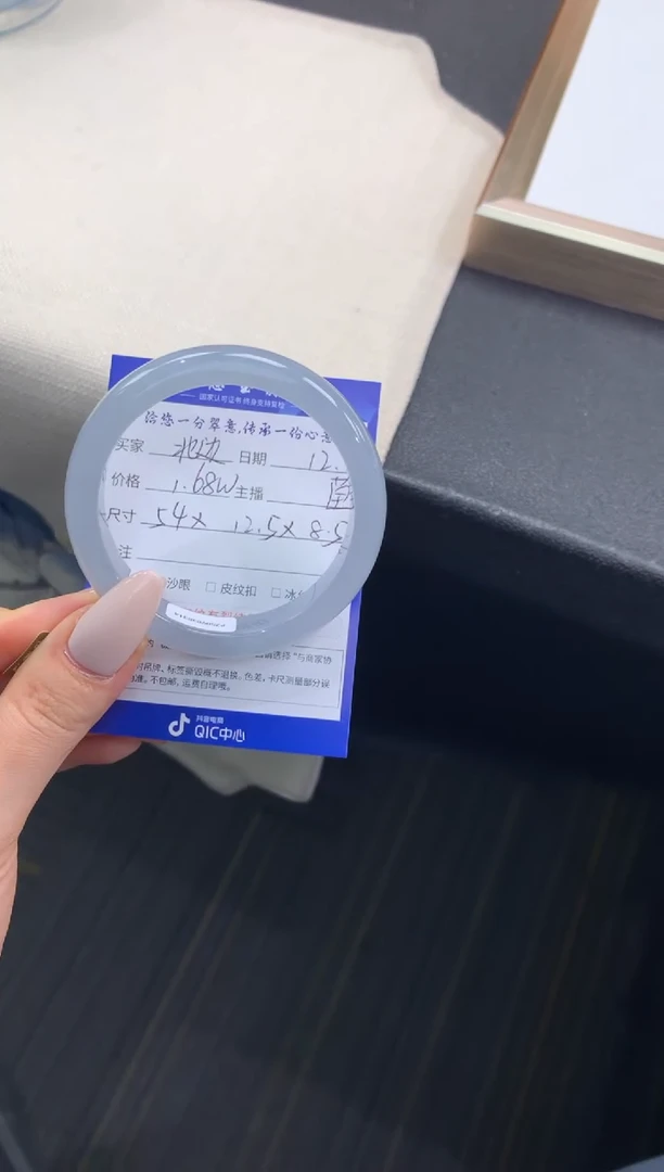 未镶嵌手镯翡翠?***风退货需手镯吊牌标签完好