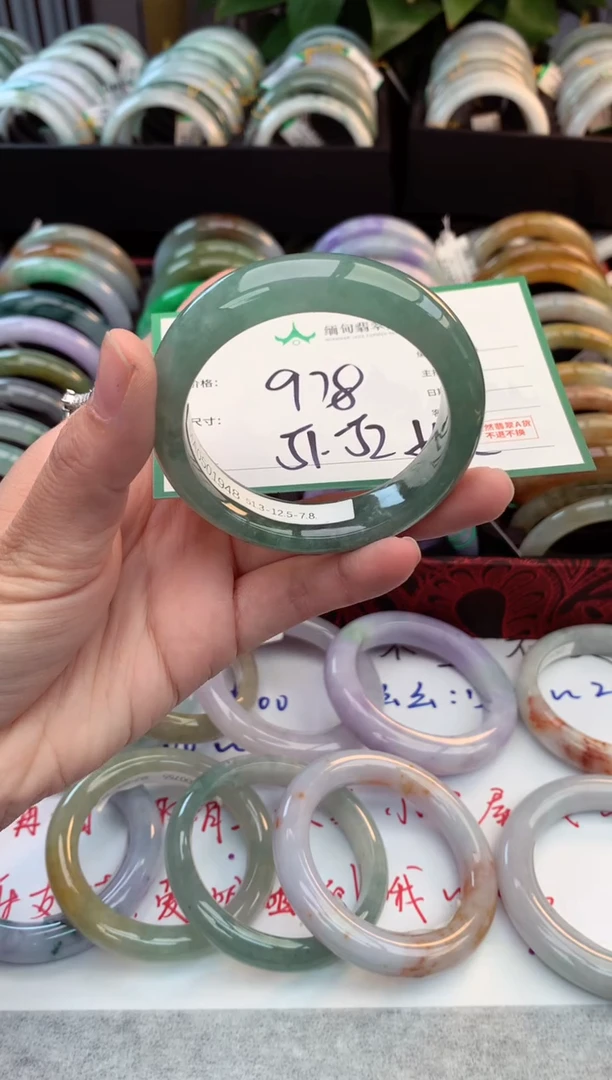未镶嵌定制翡翠毛货需精细抛光+多人