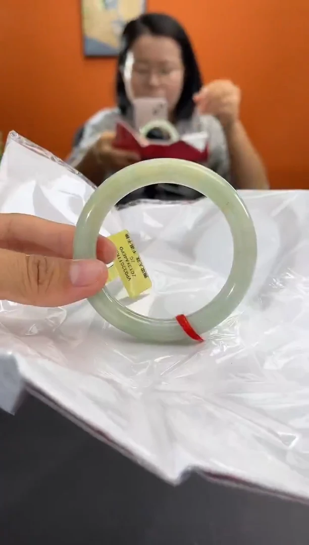 翡翠手镯未镶嵌翡翠手镯