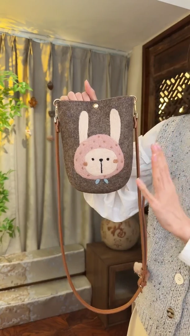 羊毛非遗羊毛毡包 手机包兔子