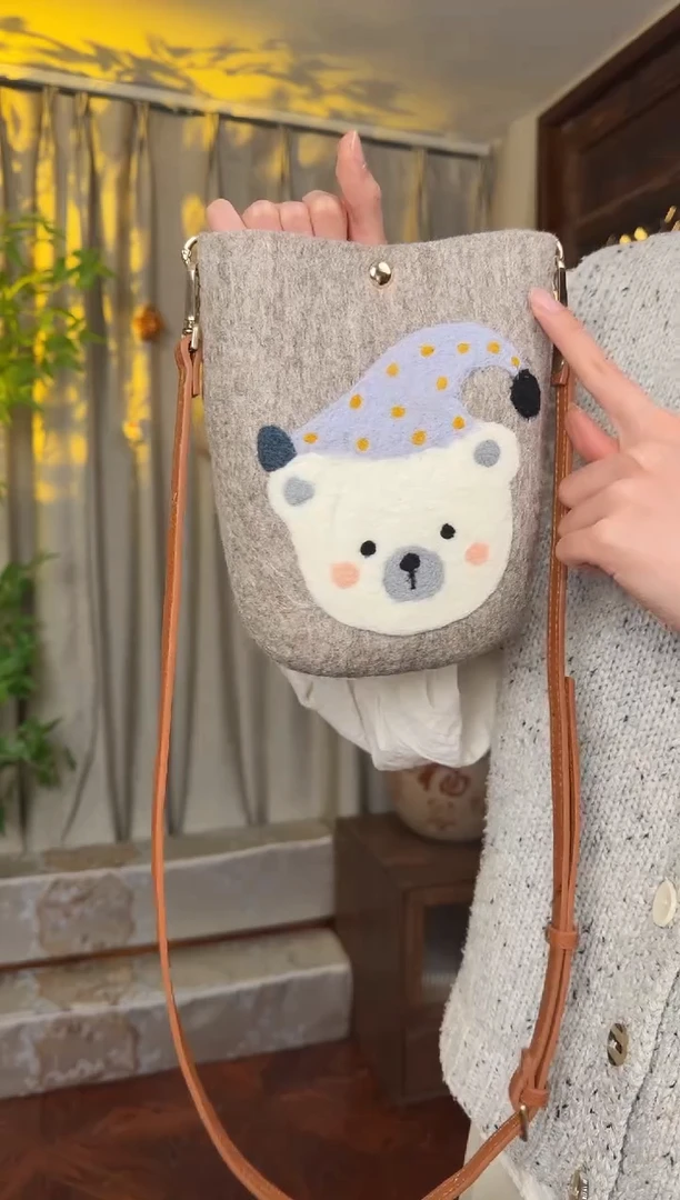 羊毛非遗羊毛毡包 手机包灰小熊