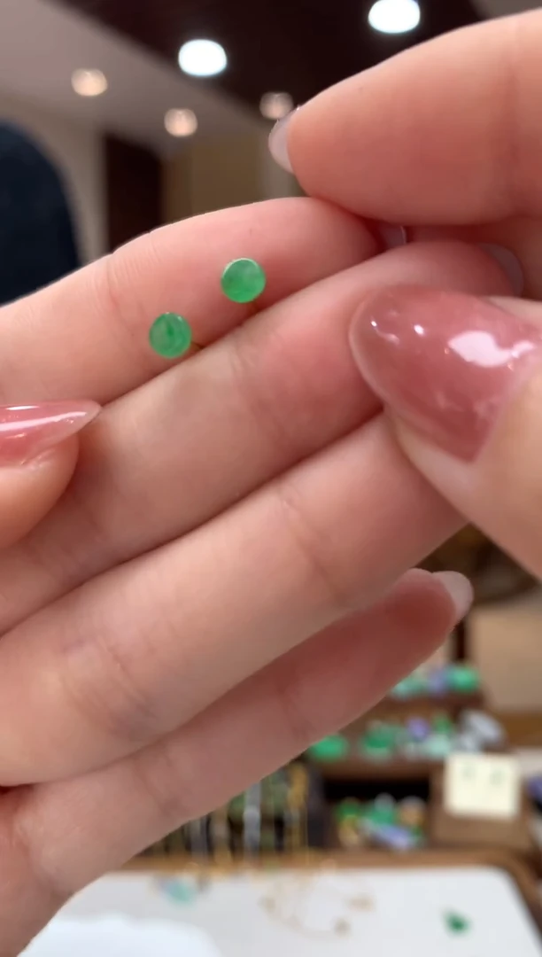 翡翠18K金镶嵌耳饰耳钉