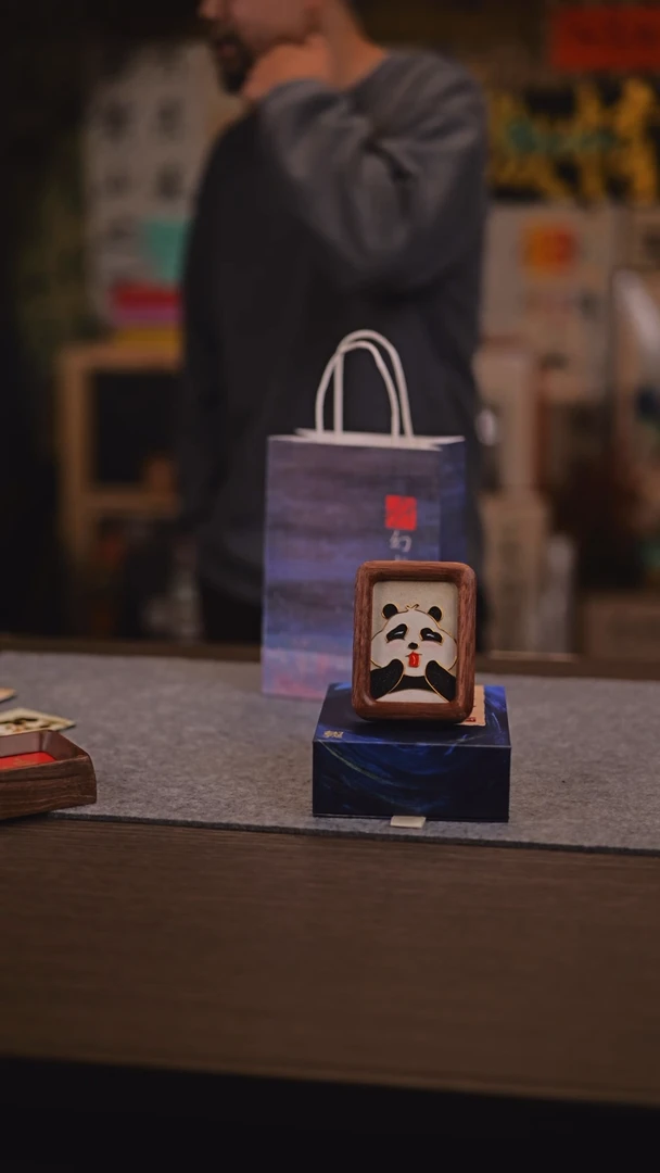 【闪购商品】书法803掐丝珐琅熊猫3寸冰箱贴 菠萝格榫卯