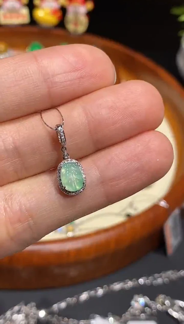 【闪购商品】翡翠颈饰18K金镶嵌吊坠