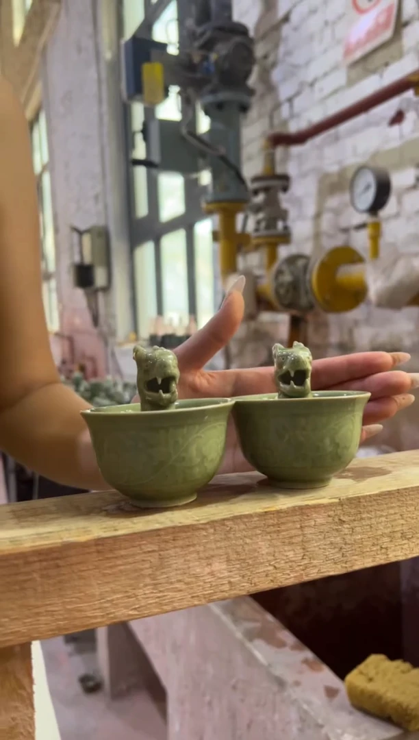 微瑕耀州窑青瓷龙头公平杯一对