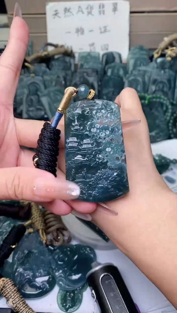 颈饰未镶嵌翡翠