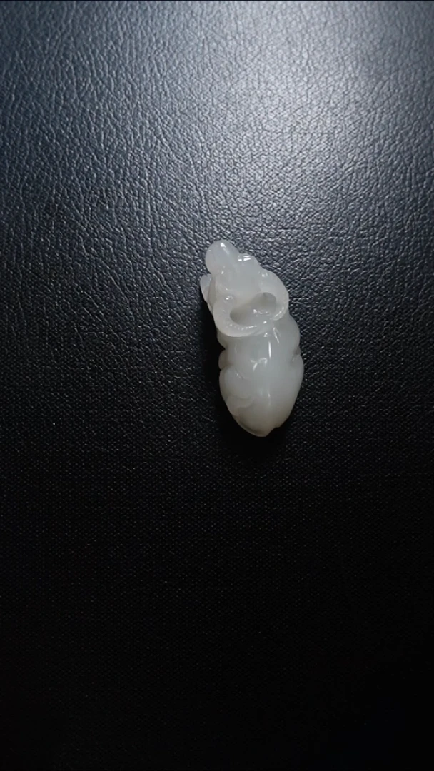 和田玉未镶嵌颈饰牛