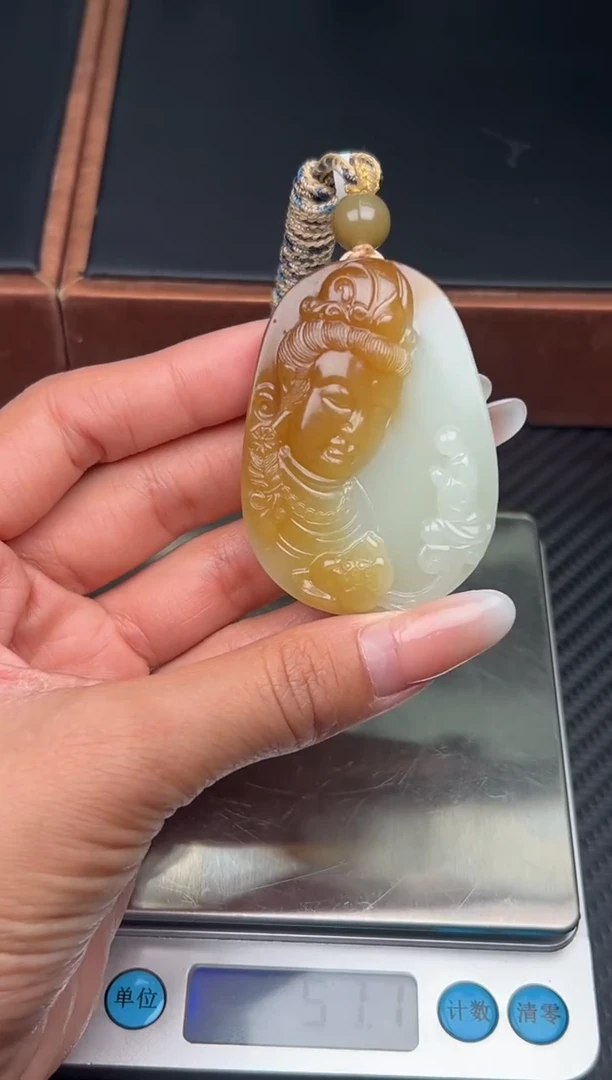 吊坠(赠链)未镶嵌和田玉若羌微色差吊坠