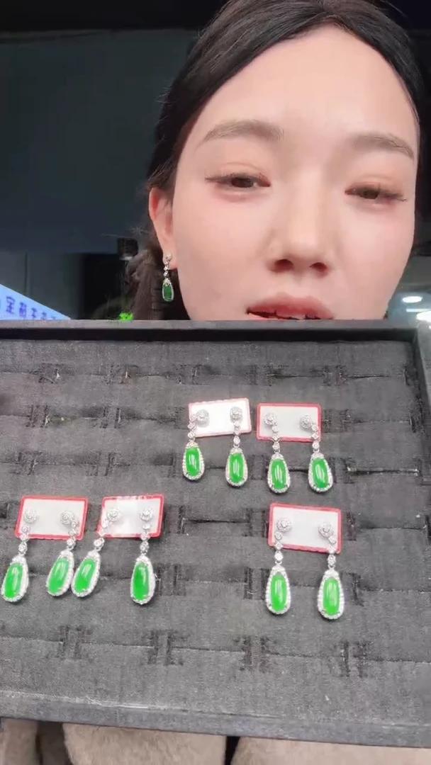 未镶嵌定制翡翠A货有轻微色差属于正常现象，耳钉多样性发货1