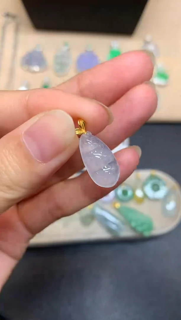 颈饰18K金镶嵌翡翠福豆【无服务费