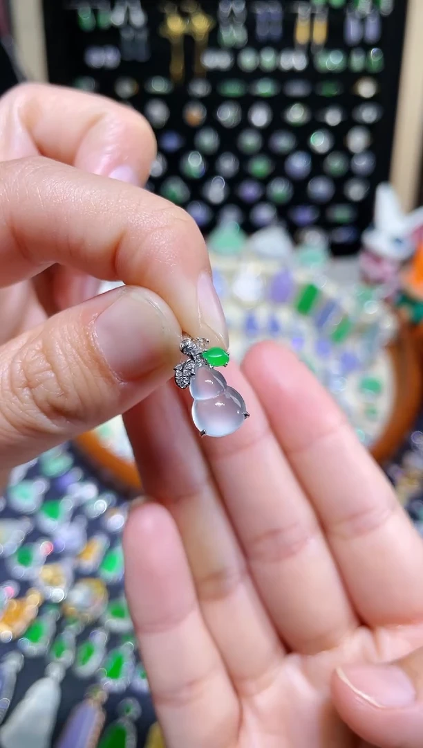 颈饰18K金镶嵌翡翠玻璃种葫芦吊坠