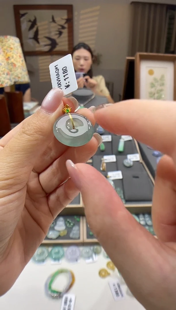 翡翠18K金镶嵌颈饰平安扣