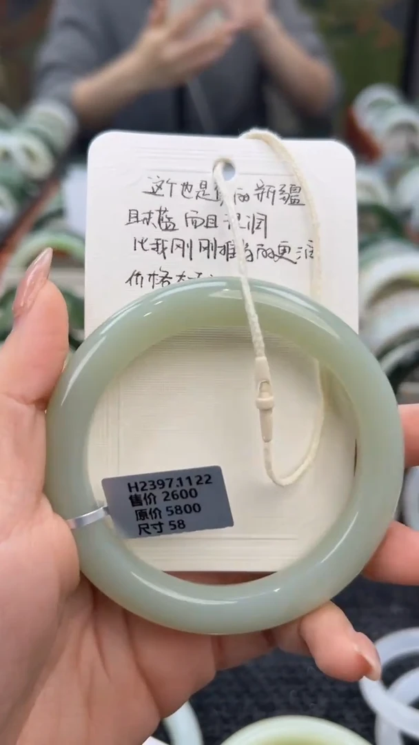 未镶嵌手镯和田玉58圈油性很好价格很香的且末蓝