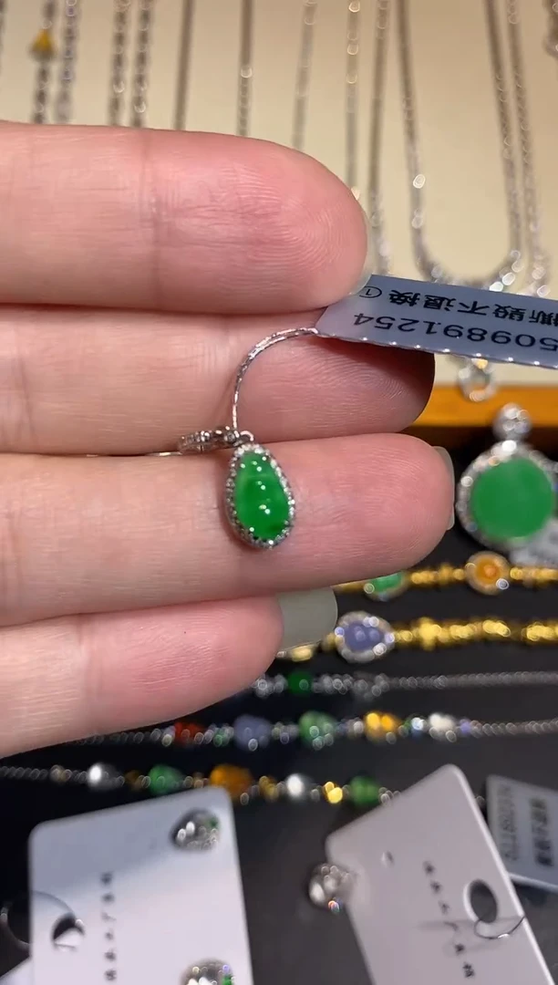 颈饰18K金镶嵌翡翠吊坠