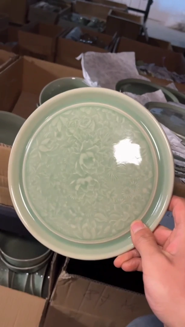 瓷微瑕浮雕百花盘1只