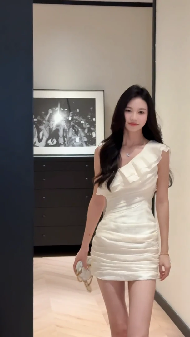 法式荷叶边斜肩连衣裙女夏季纯欲气质辣妹修身设计感露肩包臀短裙