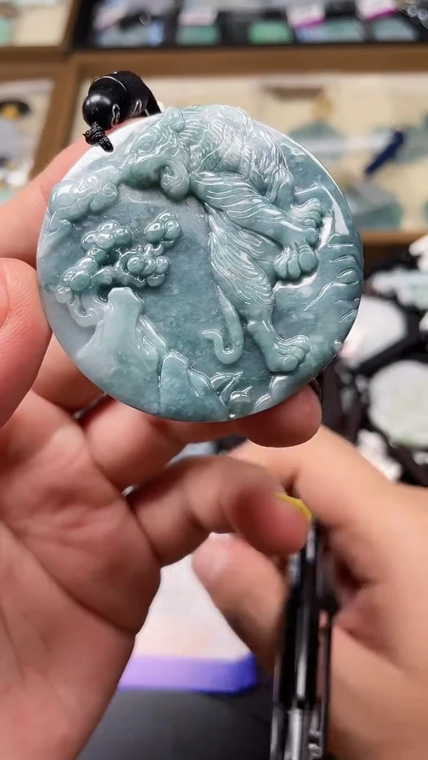 翡翠未镶嵌颈饰 多样性发其一