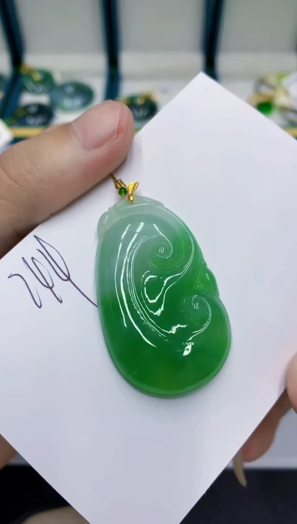 颈饰18K金镶嵌翡翠品**物翡翠