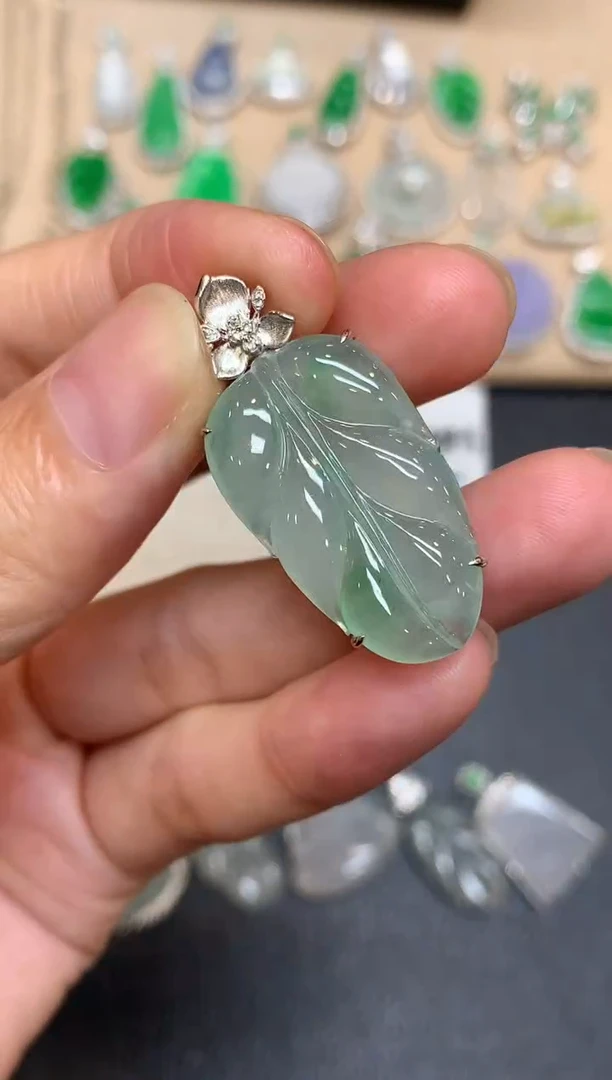 颈饰18K金镶嵌翡翠树叶【无服务费