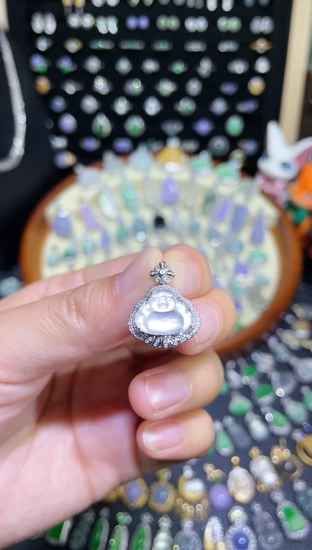 颈饰18K金镶嵌翡翠玻璃种佛公吊坠