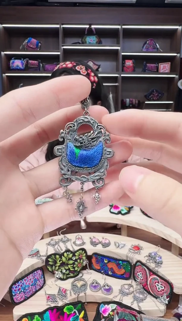 织绣12蒙阿苏苗绣传承店