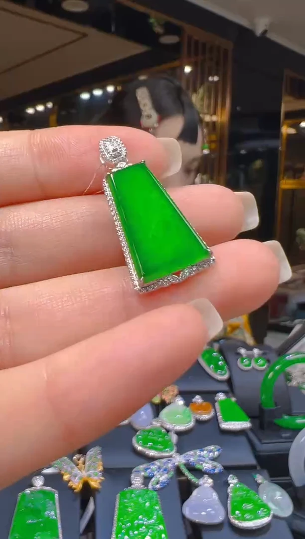 吊坠(赠链)18K金镶嵌翡翠057（多样性发其一）