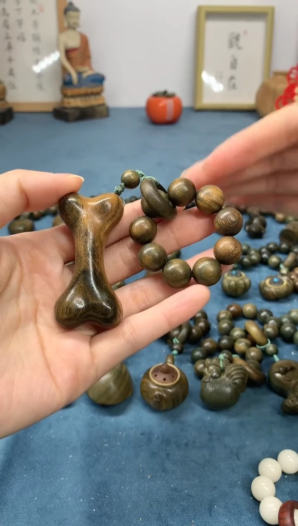【闪购商品】维腊木（绿檀）把件骨头按摩棒