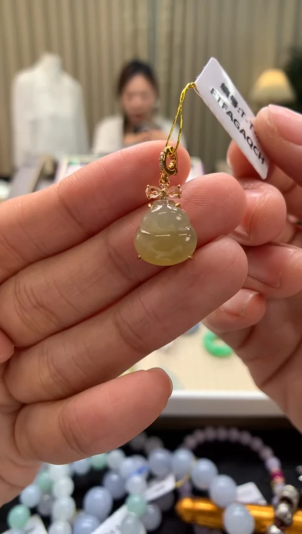 翡翠18K金镶嵌颈饰葫芦