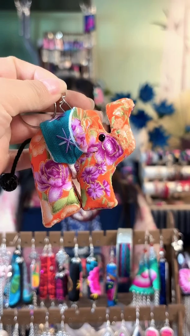 彩云南阁非遗老绣饰品714