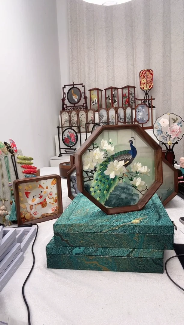 扇子苏绣作品手工摆台