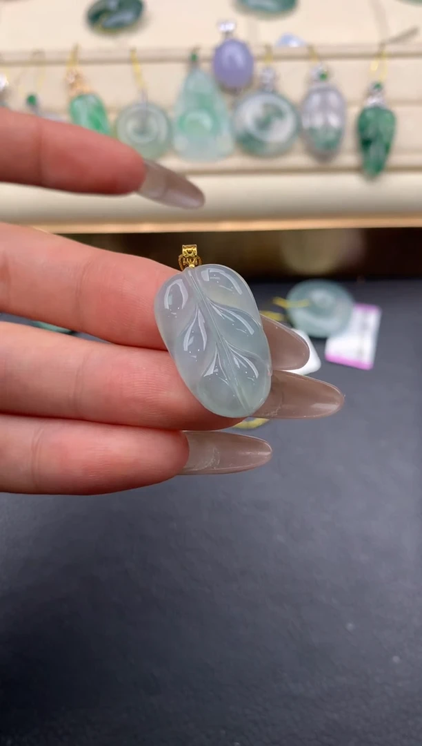 翡翠18K金镶嵌颈饰W522