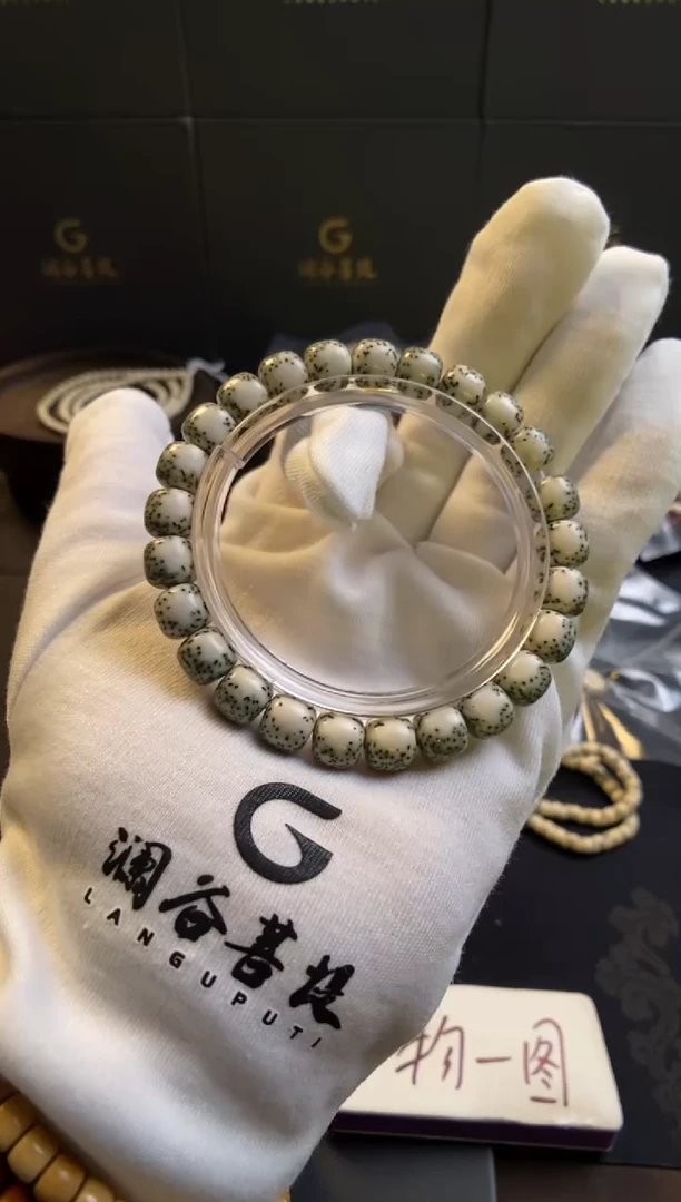 手串星月菩提9×8绿包白河豚