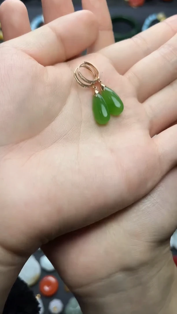 18K金镶嵌和田玉耳饰水滴耳扣06