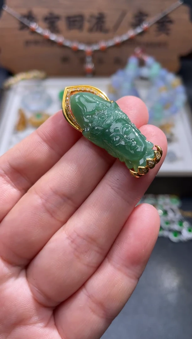 【闪购商品】翡翠颈饰18K金镶嵌100.........